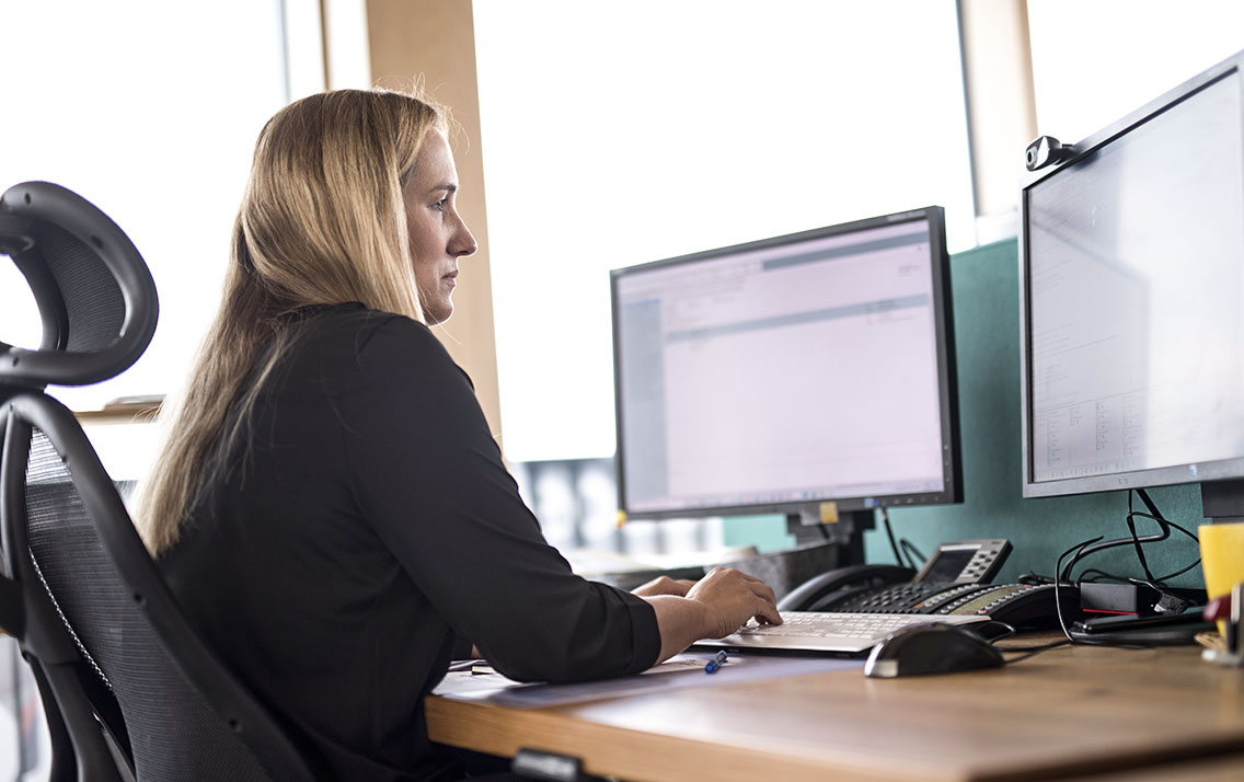 jemand arbeitet am Computer im Büro
